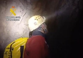 Un grupo de espeólogos se adentran en las cavidades de la cueva.