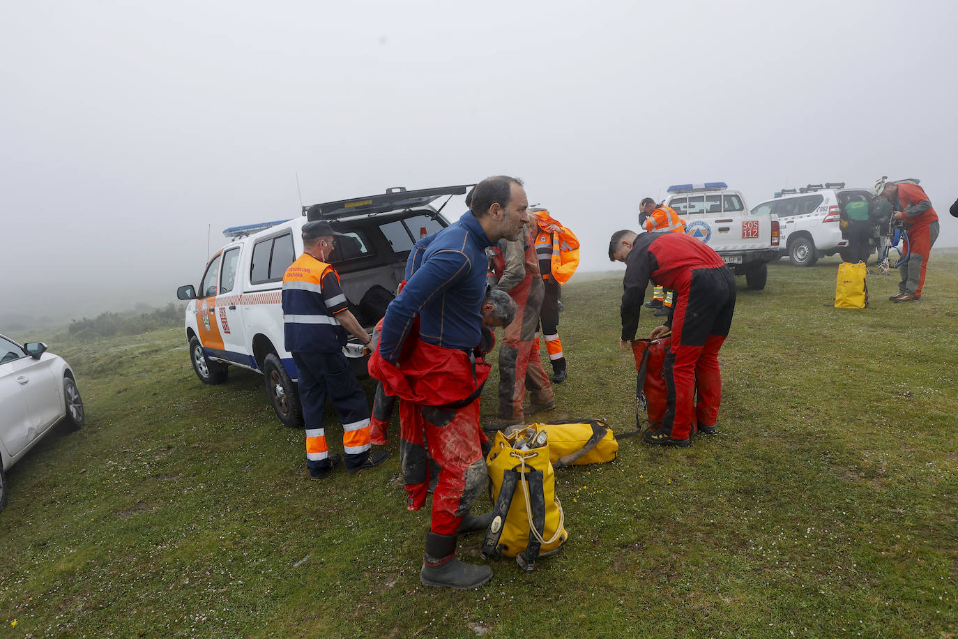 Los equipos se preparan para acceder a la cueva. Hay 30 minutos de caminata hasta la boca de salida.