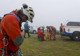 Las imágenes de la exitosa búsqueda de una vallisoletana y su pareja en una cueva de Cantabria