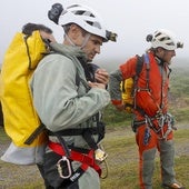 Medio centenar de efectivos busca a los espeleólogos dentro y fuera de la cavidad