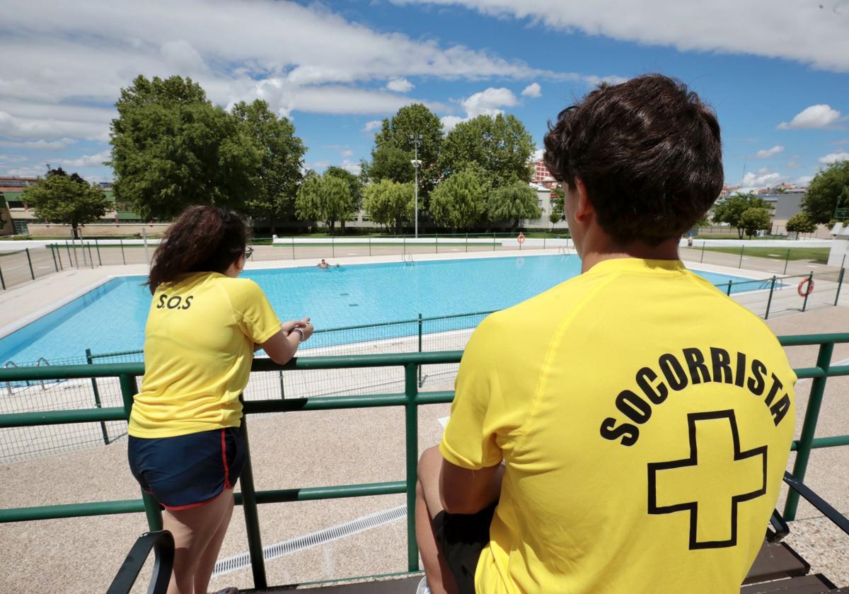 Socorristas en la piscina de Canterac, en Valladolid.