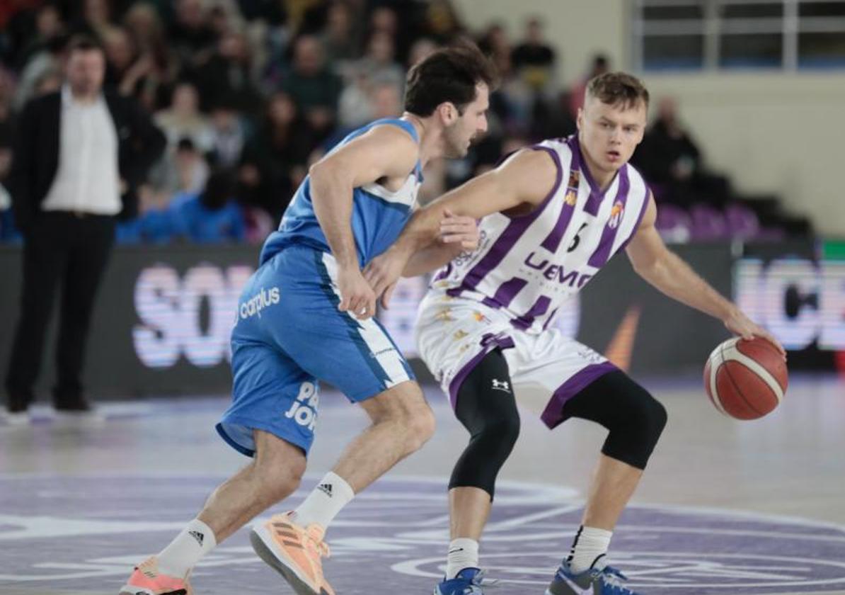 Jaan Puidet protege el balón ante Tomás Bellas en un partido del UEMC Real Valladolid frente al Fuenlabrada