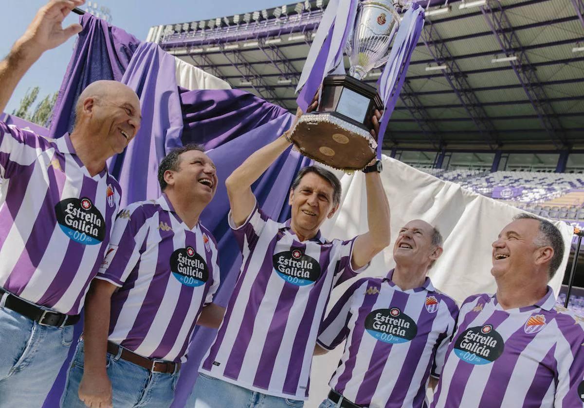 Fernando Redondo, Eusebio, Pepe Moré, Minguela y Gail posan con el trofeo de la Copa de la Liga el año pasado en Zorrilla