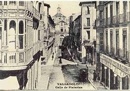 La calle Platerías con la iglesia de la Vera Cruz a principios del siglo XX.