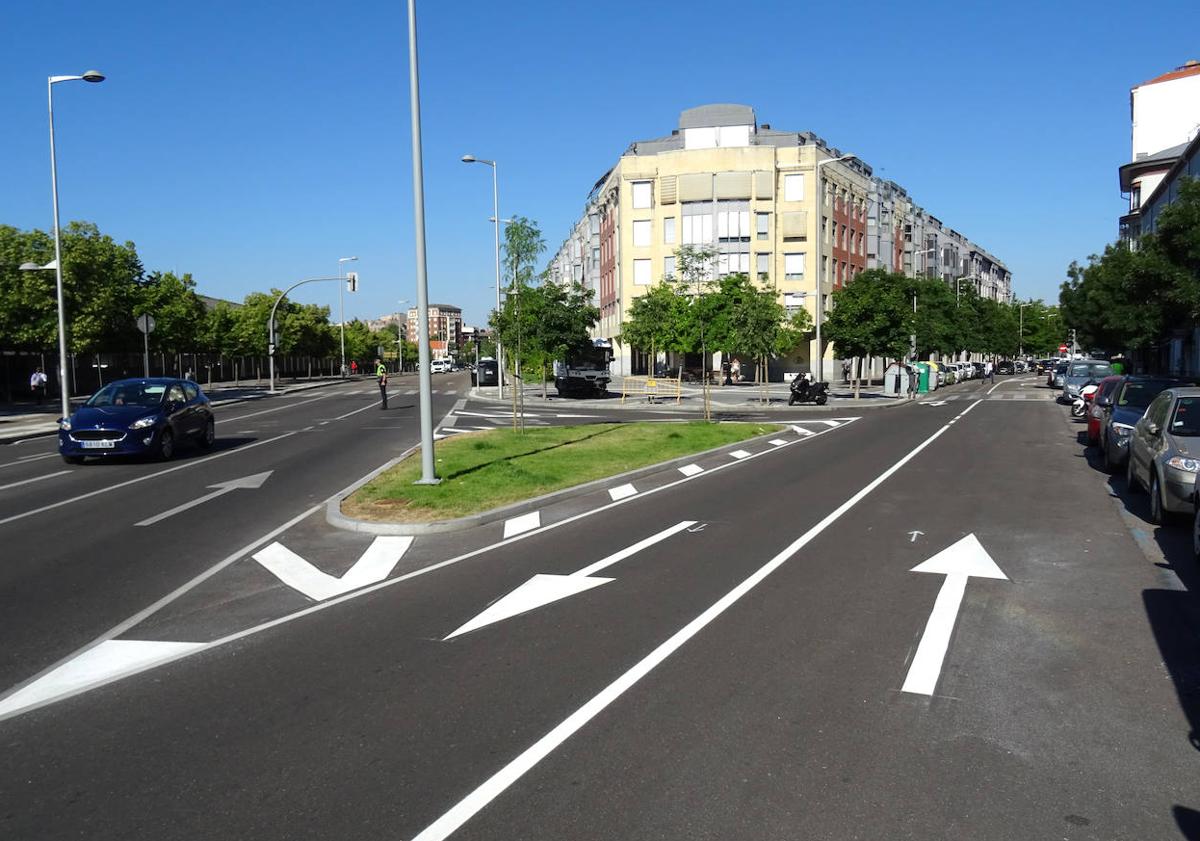 Imagen principal - Arriba, el nuevo carril en dos sentidos de la calle Estación, entre Ferrocarril y García Valladolid. Debajo, a la izquierda, el vial de acceso a García Valladolid desde Colón. A la derecha, las plazas de zona azul de Estación que se duplicarán al pasar de quince en paralelo a treinta en batería.