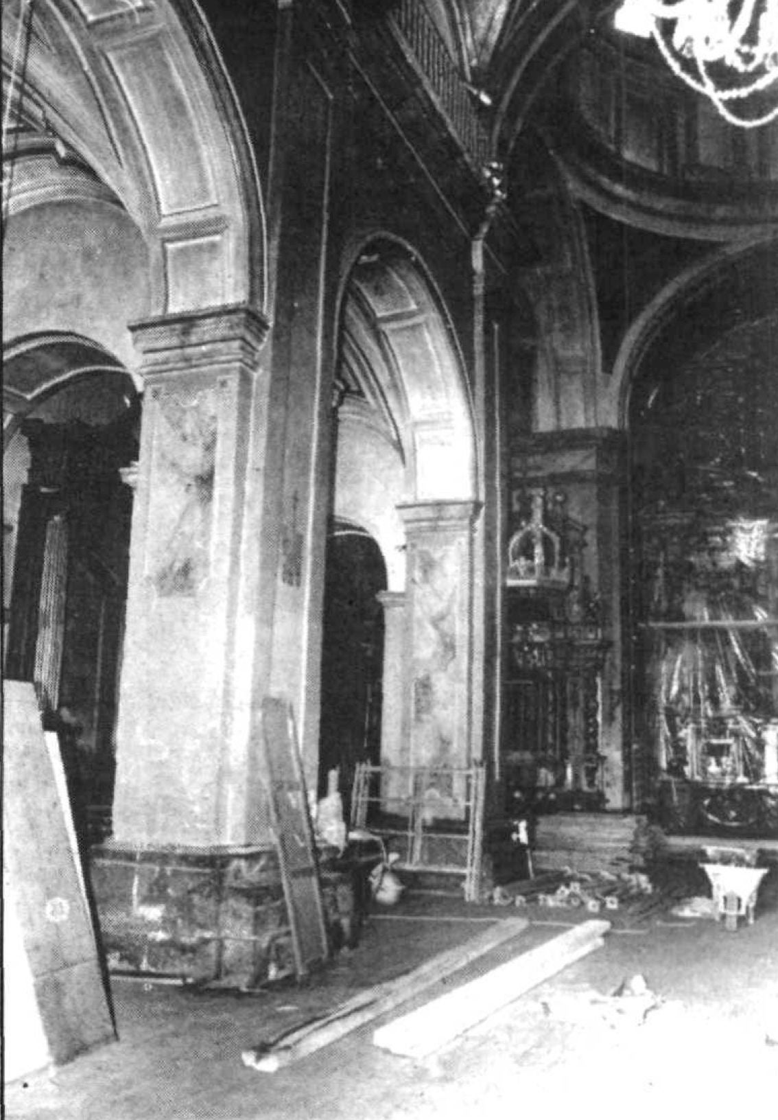 Interior de la iglesia de la Vera Cruz en 1990 antes de su rehabilitación.