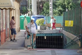 Una joven salta la valla y se adentra en el túnel peatonal cortado de Labradores.