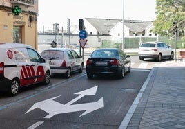 Nueva marca vial con los sentidos de salida (para vados) de la calle Ferrocarril a Estación, que se cortará este miércoles al tráfico.