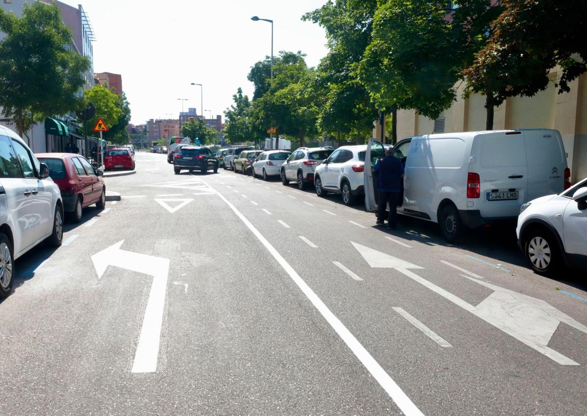 Imagen secundaria 1 - Arriba, el nuevo carril en dos sentidos de la calle Estación, entre Ferrocarril y García Valladolid. Debajo, a la izquierda, el vial de acceso a García Valladolid desde Colón. A la derecha, las plazas de zona azul de Estación que se duplicarán al pasar de quince en paralelo a treinta en batería.