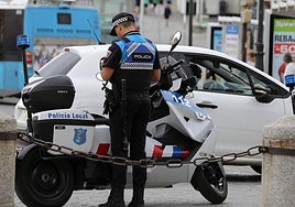 Un agente de Policía Local durante una jornada de servicio.