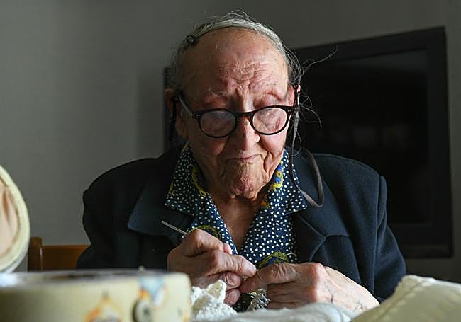 Sátur, que fue modista, ha seguido disfrutando de su pasión por las labores hasta el año pasado