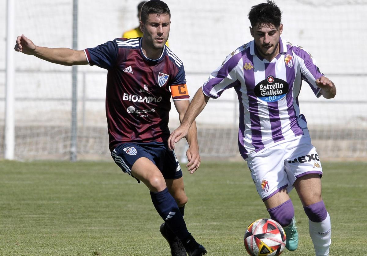 Manu disputa un balón en el partido amistoso frente al Real Valladolid Promesas del año pasado