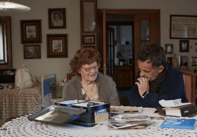 Quirós observa junto a su madre recortes de periódicos antiguos. De esa imagen partió el filme documental.