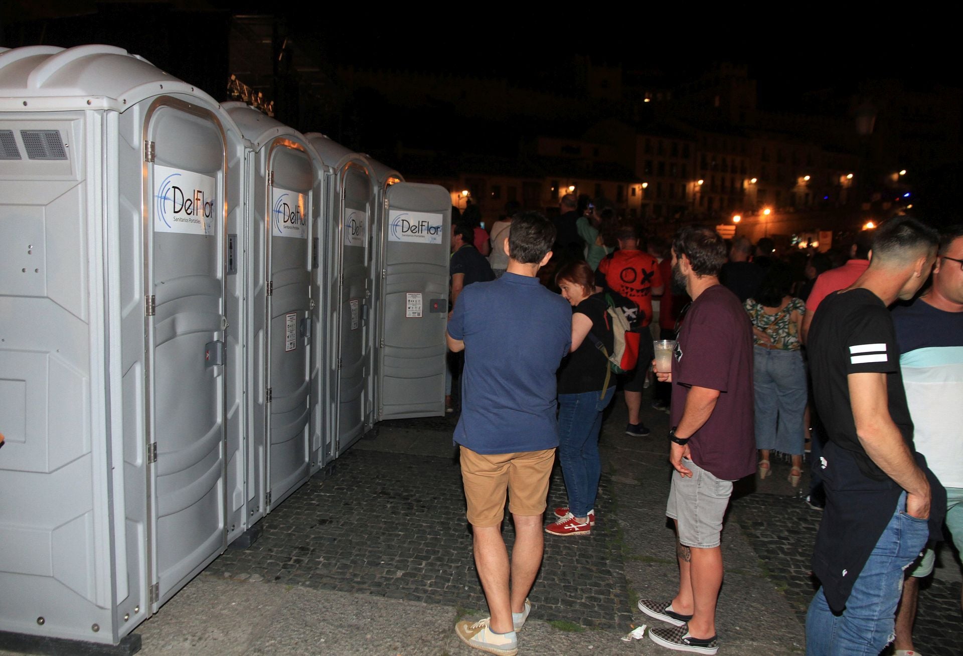 Cola para poder utilizar los urinarios públicos en unas fiestas de Segovia.