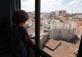 Una vecina observa la cúpula derrumbada de la iglesia de la Vera Cruz.