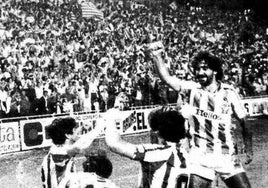 Los jugadores del Pucela celebran sobre el césped de Zorrilla el triunfo en la Copa de la Liga hace cuarenta años.