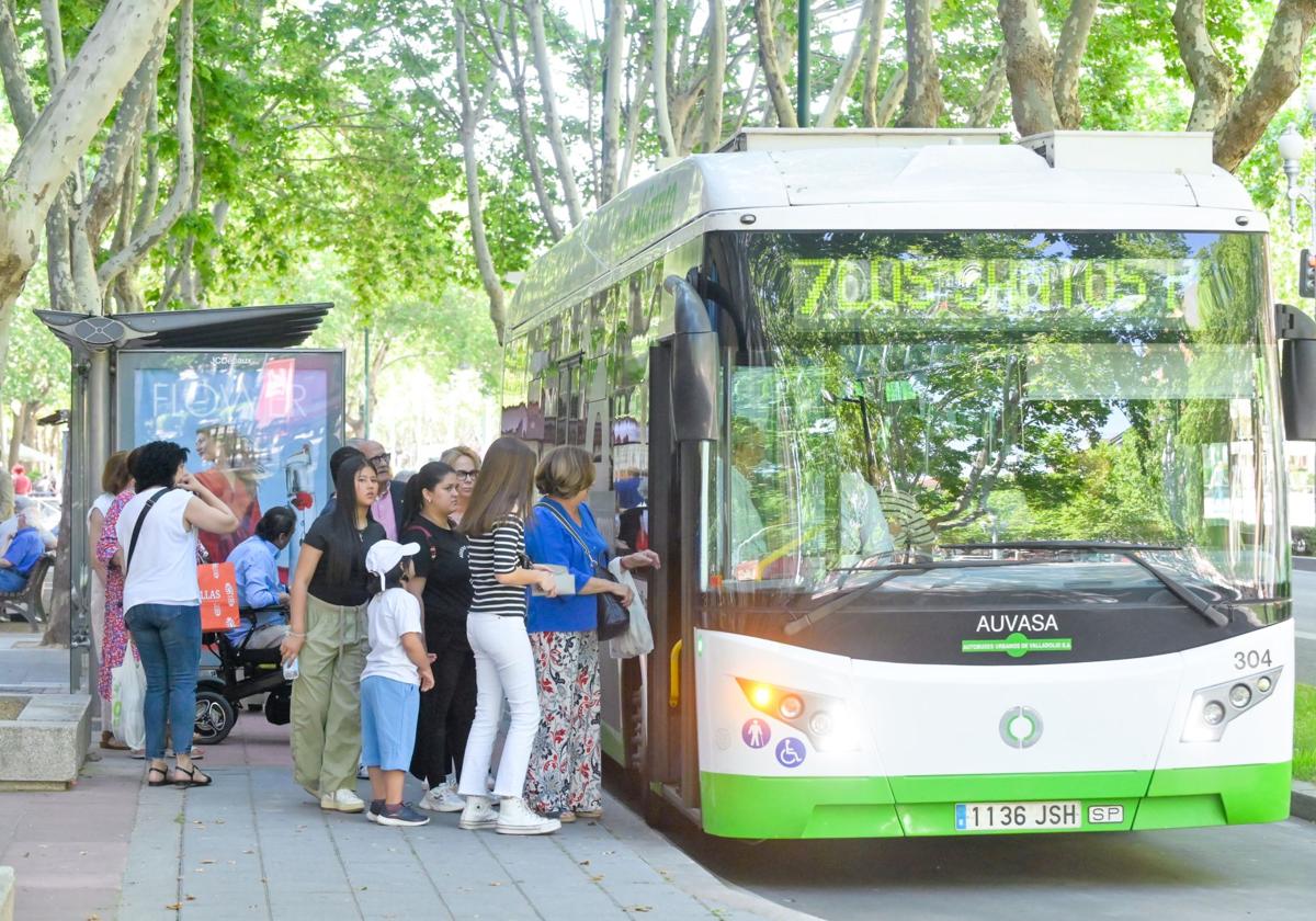 Viajeros suben al autobús urbano de Auvasa en una parada.