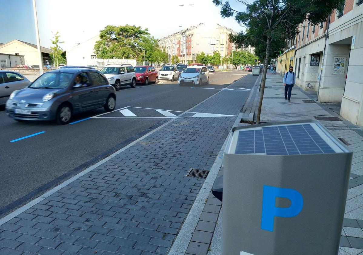 Imagen principal - Arriba, nuevas plazas en batería de la zona azul habilitadas en la calle Estación, entre Ferrocarril y Panaderos. Debajo, dos imágenes del corte y las obras de reurbanización de la calle Ferrocarril.