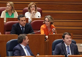 La secretaria general del PP, Cuca Gamarra, sentada este miércoles junto a Raúl de la Hoz.