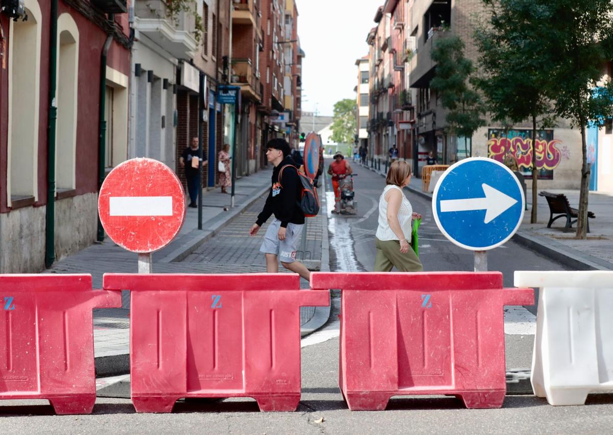 Imagen secundaria 1 - Arriba, nuevas plazas en batería de la zona azul habilitadas en la calle Estación, entre Ferrocarril y Panaderos. Debajo, dos imágenes del corte y las obras de reurbanización de la calle Ferrocarril.