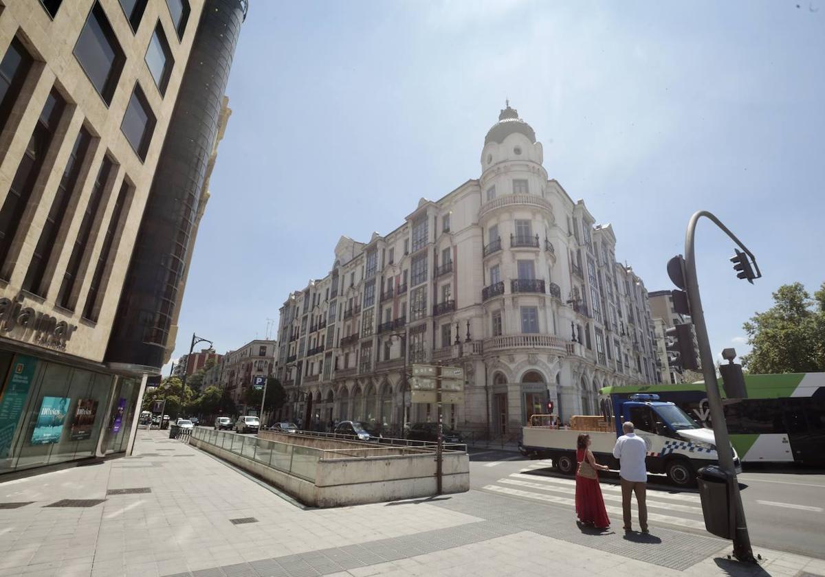 Calle de Miguel Íscar de Valladolid vista desde la plaza de Zorrilla.