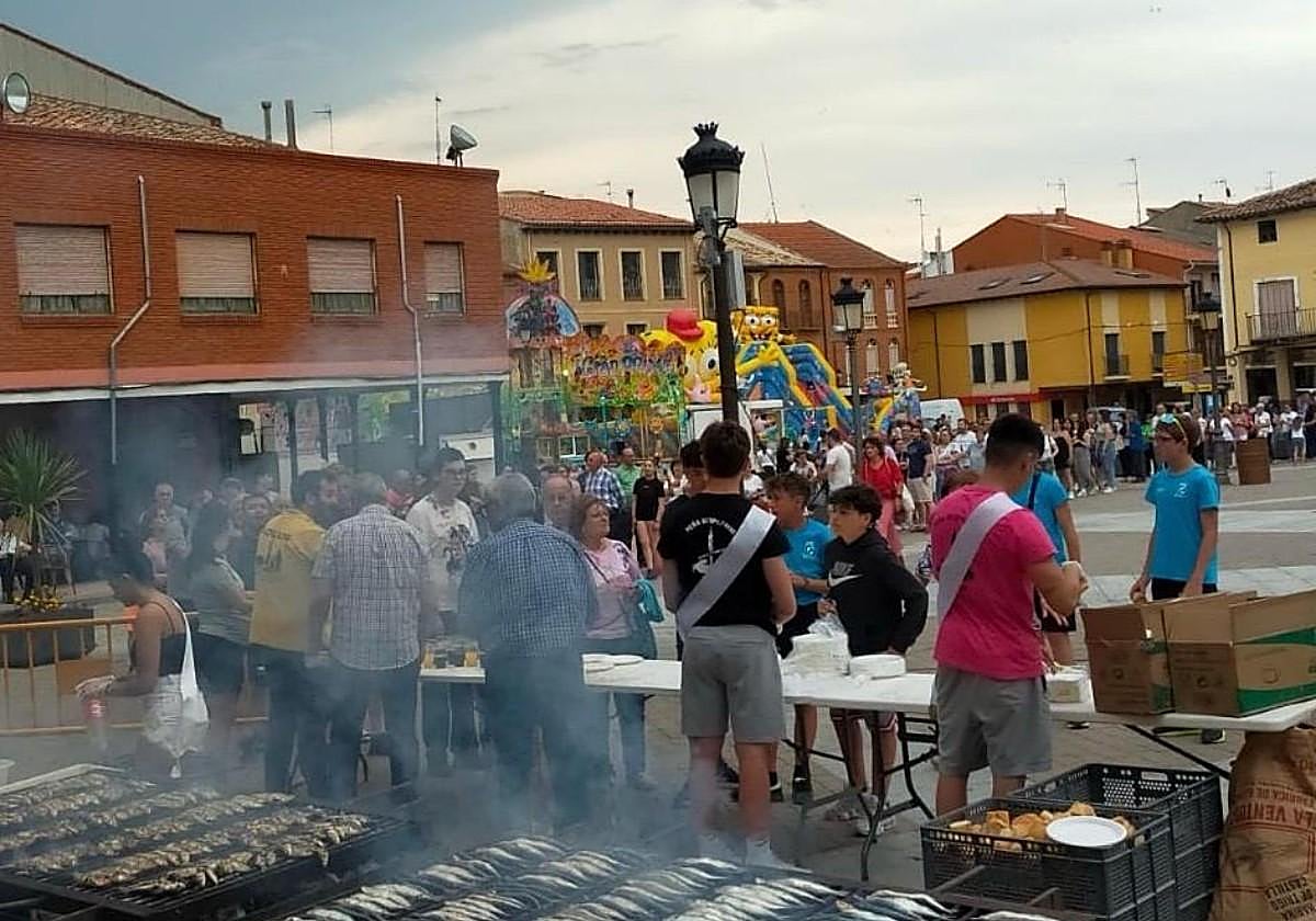 Los vecinos de Villalón de Campos degustan 3.500 sardinas