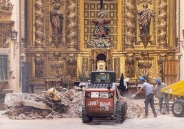 Trabajos de desescombro en la iglesia de la Vera Cruz tras el desplome de la cúpula.