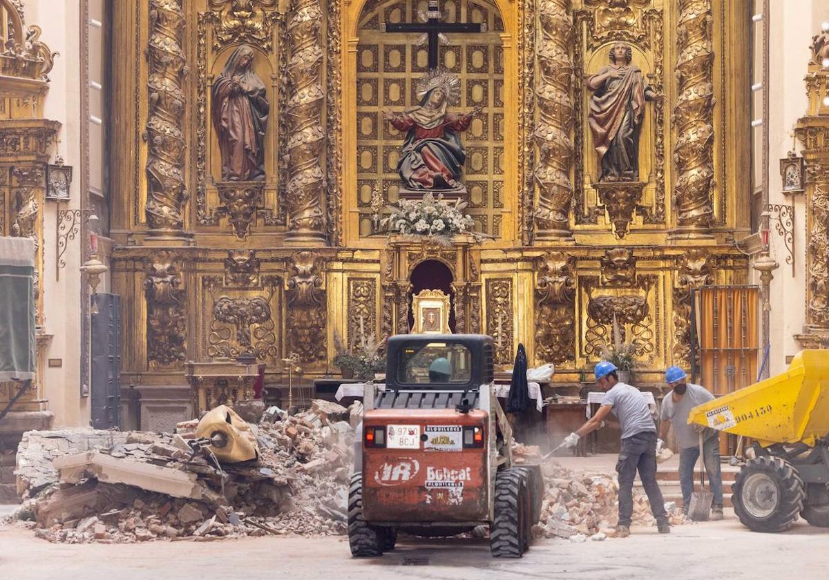 Trabajos de desescombro en la iglesia de la Vera Cruz tras el desplome de la cúpula.