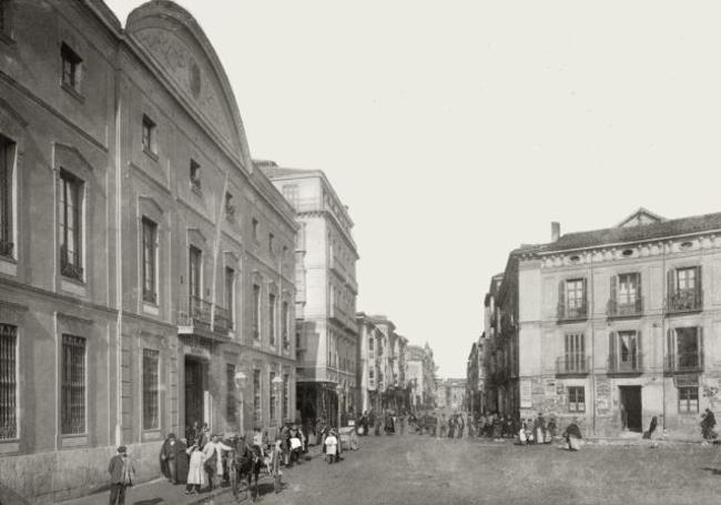 A la izquierda, antiguo edificio del Banco de España, a principios de siglo XX.