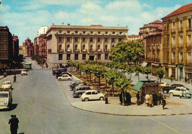 Aspecto de la plaza en los años 60.