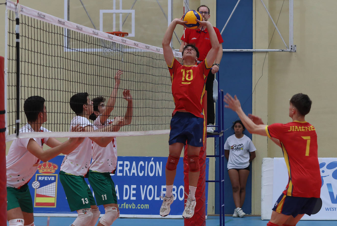 La selección española de voleibol se impone a Portugal en Palencia