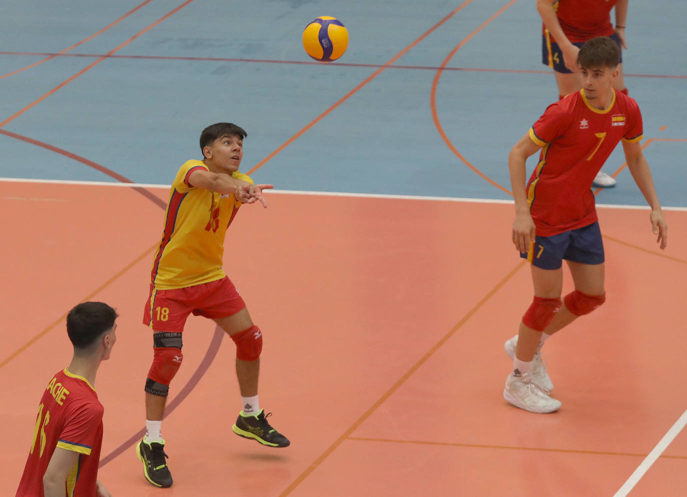 La selección española de voleibol se impone a Portugal en Palencia