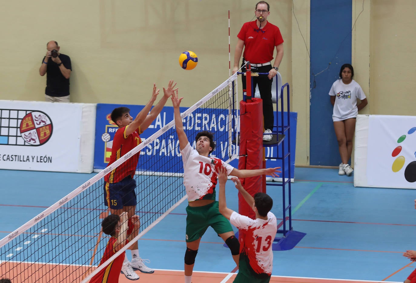 La selección española de voleibol se impone a Portugal en Palencia