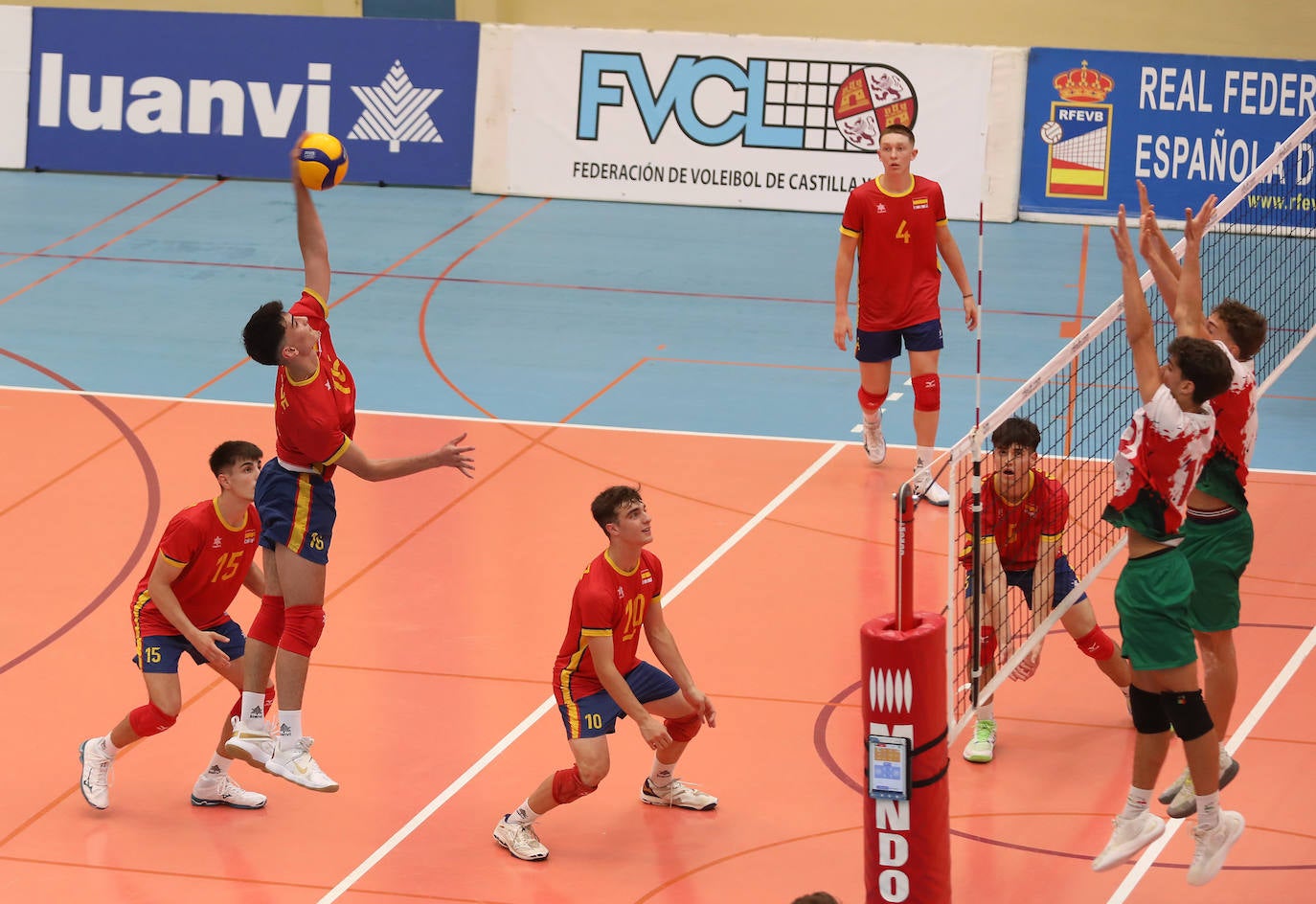 La selección española de voleibol se impone a Portugal en Palencia