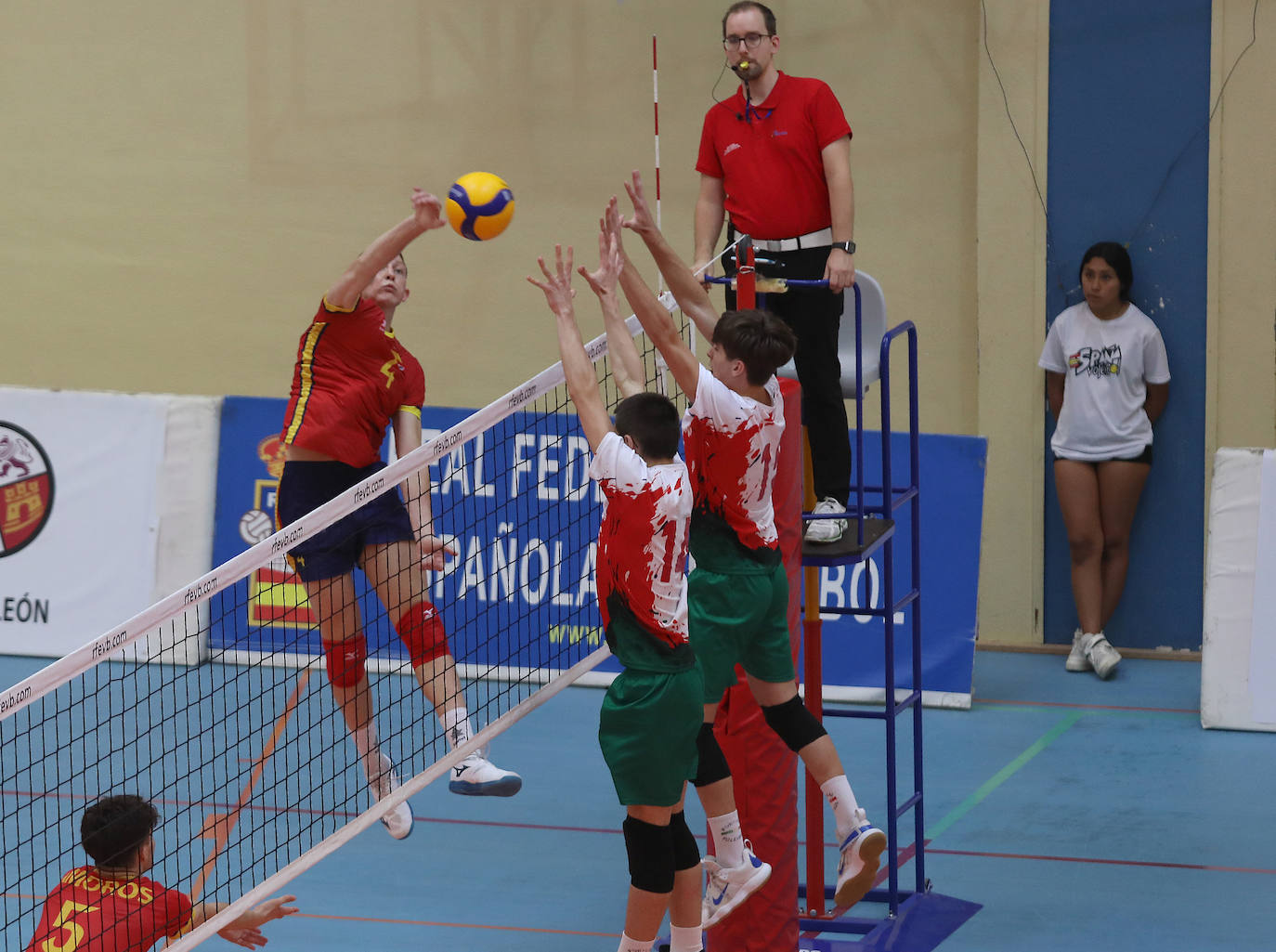 La selección española de voleibol se impone a Portugal en Palencia