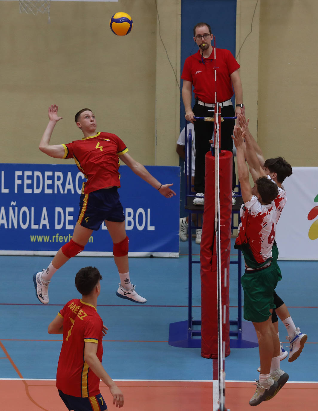 La selección española de voleibol se impone a Portugal en Palencia