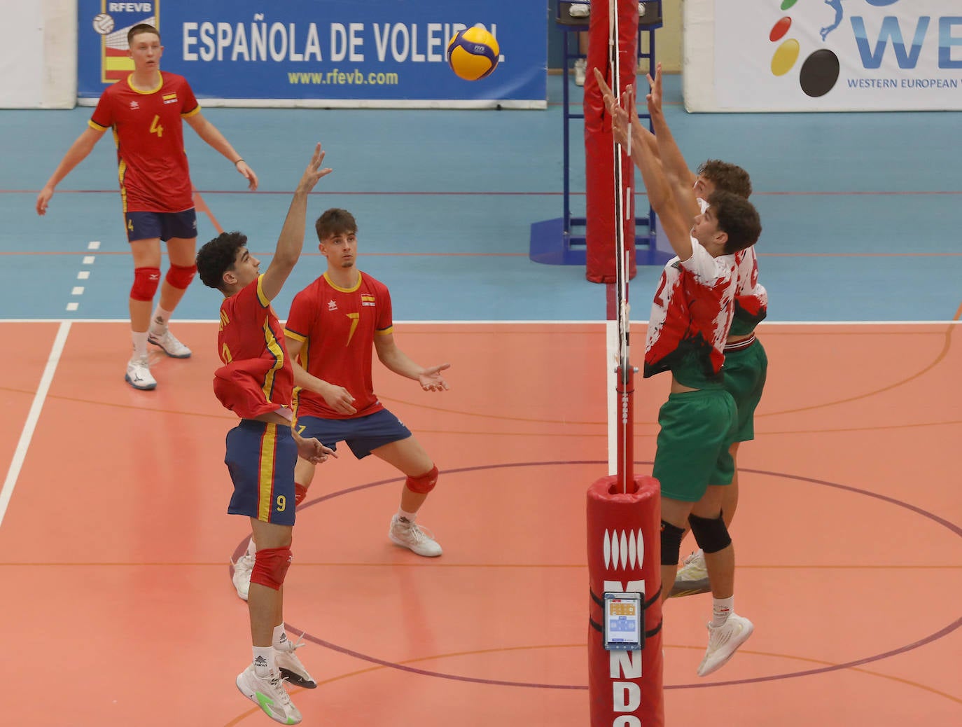 La selección española de voleibol se impone a Portugal en Palencia