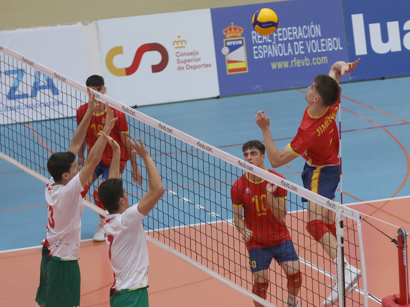 La selección española de voleibol se impone a Portugal en Palencia