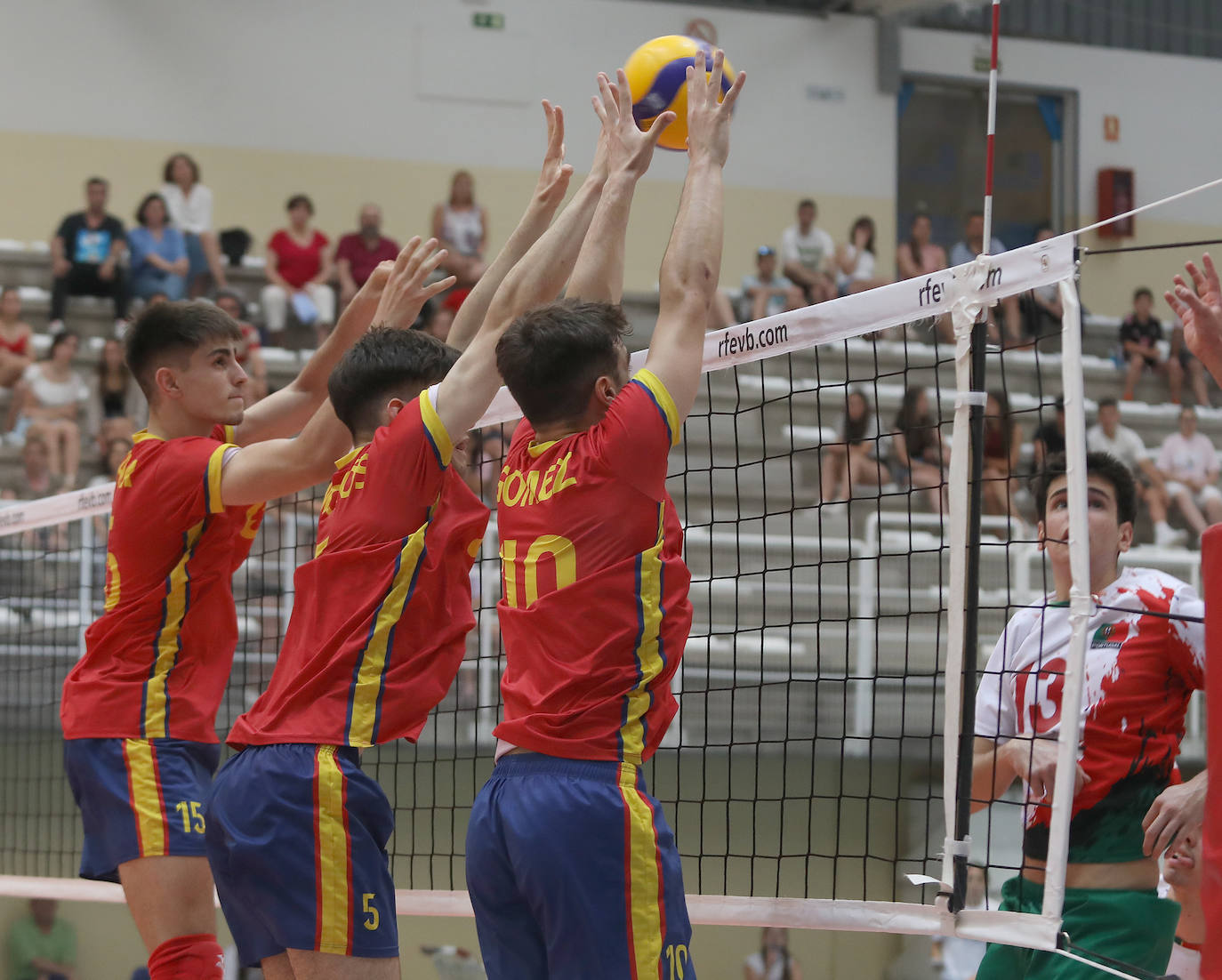 La selección española de voleibol se impone a Portugal en Palencia