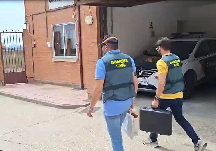 Agentes de la Guardia Civil en el cuartel de Roa de Duero trasladan pruebas y material durante la operación desarrollada este jueves.