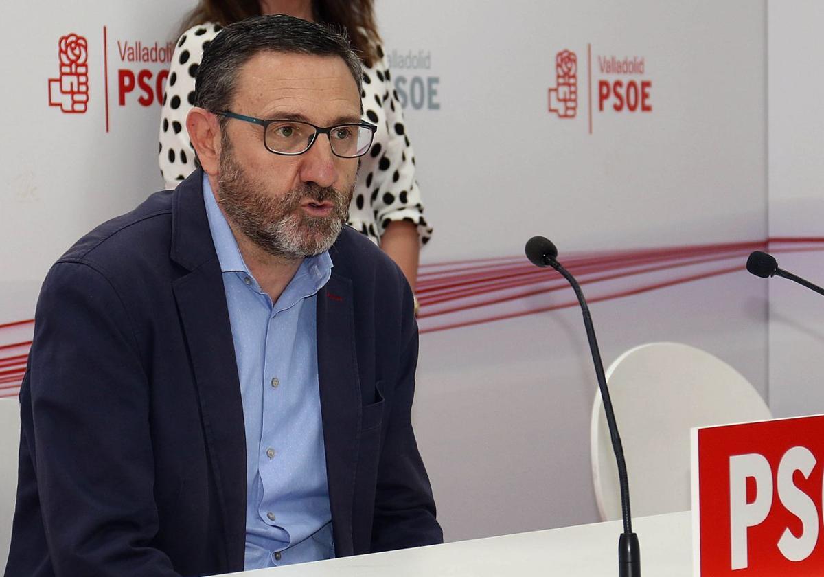 El portavoz del PSOE en la Diputación de Valladolid, Francisco Ferreira, en una rueda de prensa anterior.