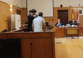 El acusado, de espaldas, antes de iniciarse la vista oral en la Audiencia de Valladolid.