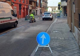 Obras de reordenación de la calle Ferrocarril, que mantendrá un solo carril de circulación y que perderá los aparcamientos (en la imagen se ve la salida de un vecino de un vado).