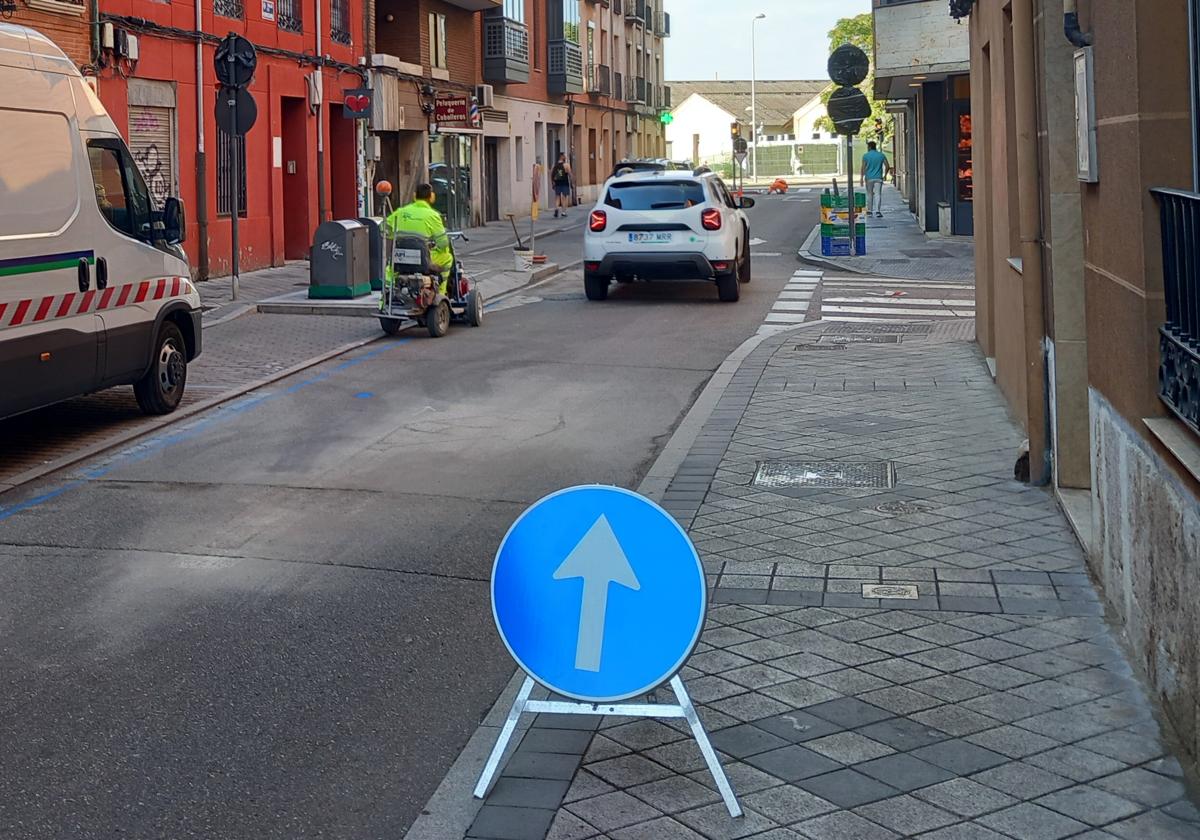 Obras de reordenación de la calle Ferrocarril, que mantendrá un solo carril de circulación y que perderá los aparcamientos (en la imagen se ve la salida de un vecino de un vado).