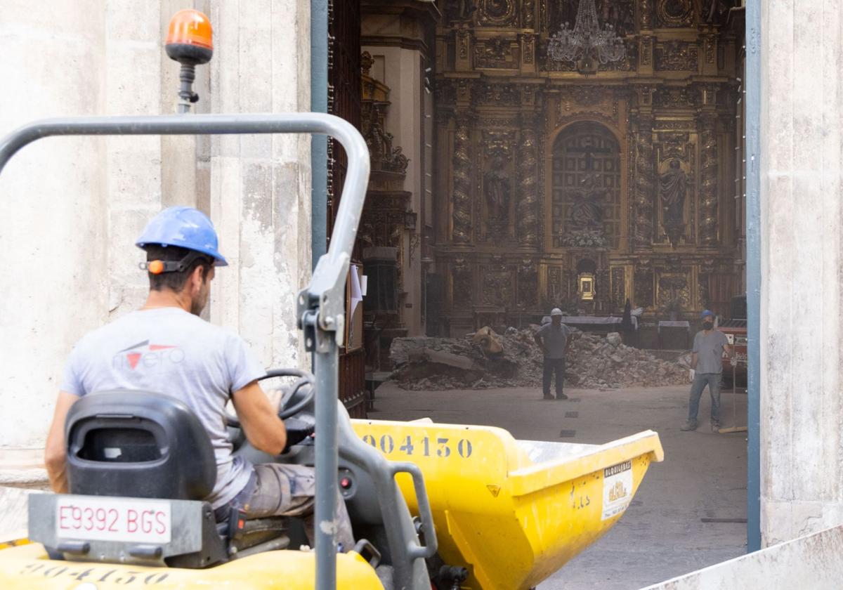 Un operario retira escombros, este jueves en la iglesia de la Vera Cruz.