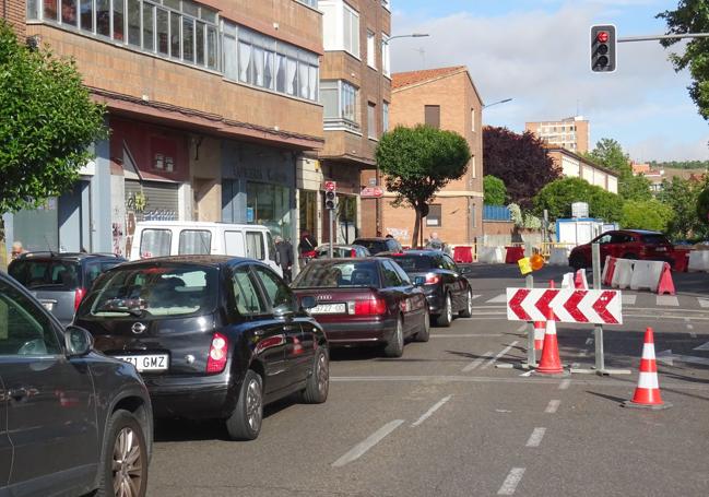 Retenciones en la Rondilla de Santa Teresa hacia Mirabel por las obras de reurbanización de esta última calle.