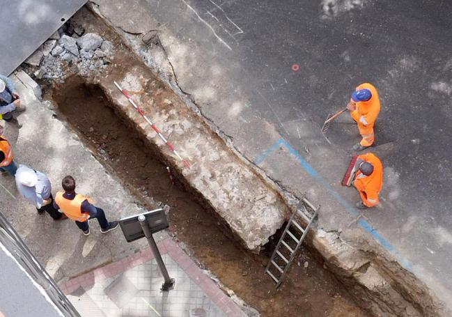 Restos del muro perimetral del convento de San Nicolás encontrado en la calle Mirabel durante las obras de renovación de la tubería de agua potable.