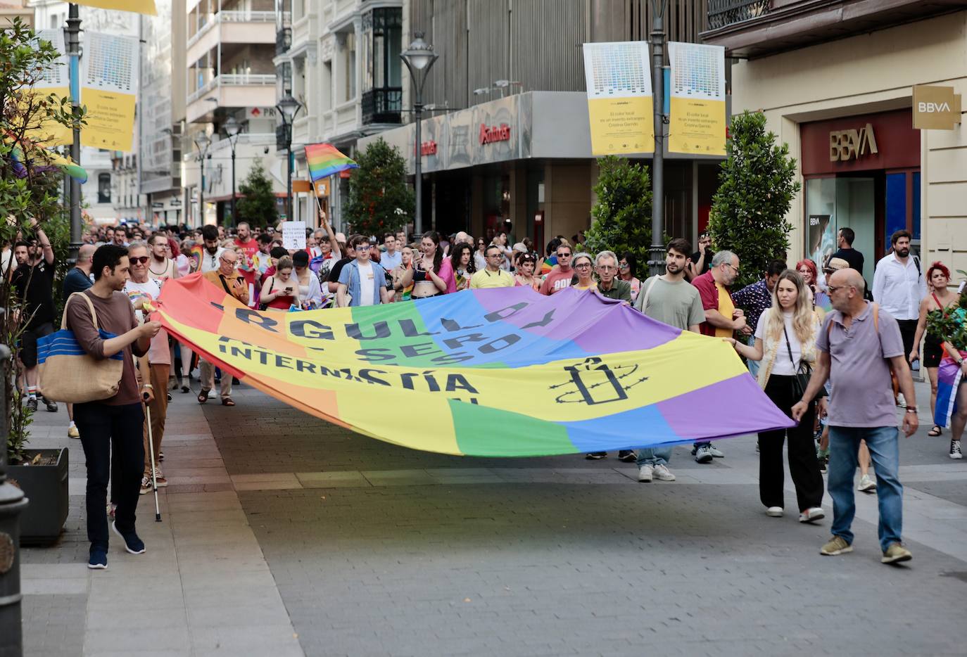 Las imágenes de la manifestación del Orgullo LGTBI+ en Valladolid