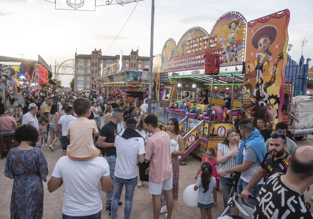 Decenas de personas, en las ferias.