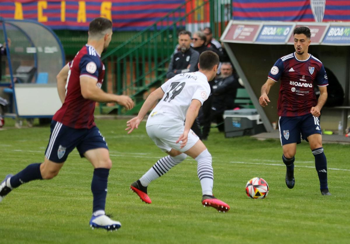 Javi Borrego encara a un rival durante el último partido de la Segoviana.